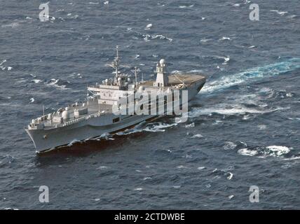 Porta antenna bow vista del Navy US (USN) Comando anfibio nave USS Blue Ridge (LCC 19), in corso nel Mare della Cina del Sud durante due mesi di pianificate regolarmente la distribuzione. Foto Stock