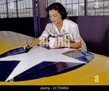 Donna di difesa dei lavoratori del settore vernici American insegne sul riparato piano Marina ali Naval Air Base del Corpus Christi TX, Agosto 1942 Foto Stock
