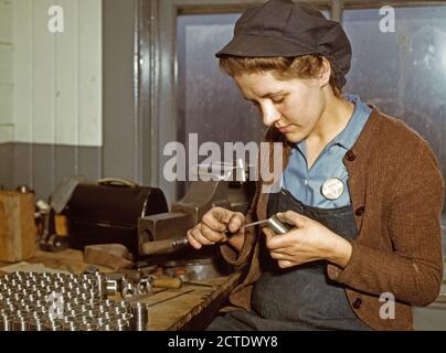 La produzione bellica di lavoratori presso il Vilter [Manufacturing] Azienda rendendo M5 e M7 le pistole per gli Stati Uniti Esercito, Milwaukee, Wisconsin - Febbraio 1943 Foto Stock