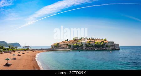 Sveti Stefan spiaggia di lusso. Spiaggia costosa vicino all'isola Sveti Stefan, Montenegro. Riviera di Budva, Mare Adriatico. Foto Stock