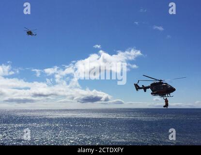 Salvataggio di emergenza di evacuazione in elicottero nelle isole di Auckland durante una crociera di spedizione, ottenendo feriti, Nuova Zelanda, isole di Auckland Foto Stock