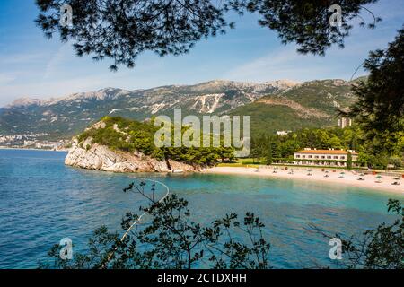 Vista sulla lussuosa spiaggia del re nel Mar Ardiatico vicino alla città di Budva, Montenegro. Milocer spiaggia nel villaggio di Przno. Foto Stock