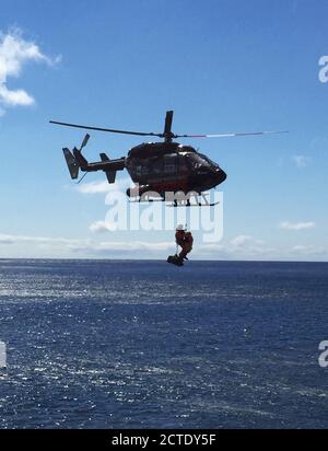 Salvataggio di emergenza di evacuazione in elicottero nelle isole di Auckland durante una crociera di spedizione, ottenendo feriti, Nuova Zelanda, isole di Auckland Foto Stock