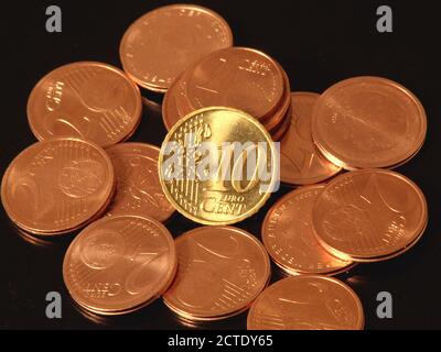 Monete da centesimi di euro su sfondo nero, Europa Foto Stock