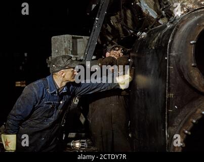 Lavorando sul cilindro di una locomotiva di C & NW RR [ossia Chicago e North Western railroad], 40th Street, negozi, Chicago, Ill. Dicembre 1942 Foto Stock