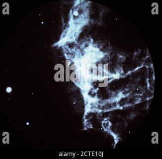 Nella foto è una parte dell'enorme Cygnus loop, una schiera di gas interstellare nuvole che sono state eiettato da un 900.000 miglia per ora l'onda d'urto da un preistorico esplosione stellare, avvenuta circa 20.000 anni fa, noto come supernova. Con i raggi ultravioletti e raggi x, gli astronomi possono vedere le emissioni da estremamente gas caldi e intensi campi magnetici e altri sistemi ad alta energia fenomeni che più debolmente compaiono nel visibile e la luce a infrarossi o a onde radio che sono di importanza cruciale per approfondire la comprensione dell'universo. Foto Stock