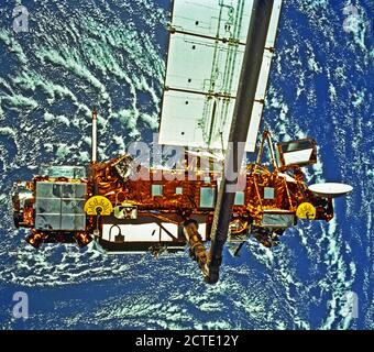 Questo STS-48 a bordo foto è dell'atmosfera superiore di ricerca (Satellite UARS) nell'afferrare del RMS (remoto sistema di manipolatore) durante la fase di distribuzione, settembre 1991. Foto Stock