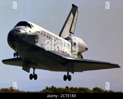 Space Shuttle Columbia si avvicina il suo touchdown sulla pista 22 in corrispondenza di Edwards, in California, a 8:39 del mattino, 14 giugno 1991 Foto Stock
