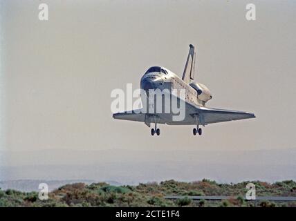 STS040-S-174 (14 giugno 1991) --- lo Space Shuttle Columbia è solo a pochi istanti da touchdown sulla pista 22 alla Edwards Air Force Base in California. Lo sbarco si completa con successo una nove giorni di Spacelab Scienze della Vita (SLS-1) missione, il primo al mondo dedicato esclusivamente alla ricerca nel campo delle scienze della vita. Si è verificato un atterraggio a 8:39:11 a.m. (PDT), 14 giugno 1991. Foto Stock
