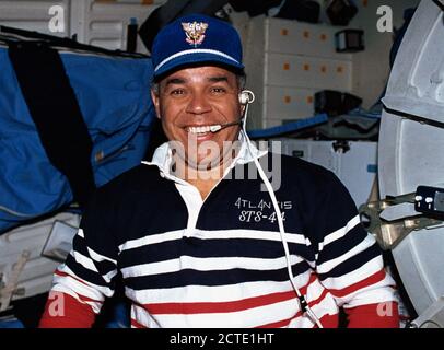 (24 nov-dic 1991) --- STS-44 Commander Frederick D. Gregorio indossa un cappello per onorare la sua alma mater, la United States Air Force (USAF) Accademia, sul middeck di Atlantide, Orbiter veicolo (OV) 104. Foto Stock