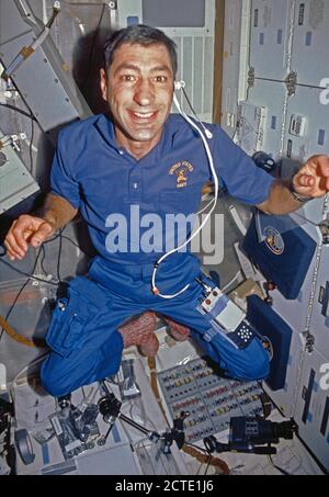 (24 nov-dic 1991) --- astronauta Mario Runco Jr., STS-44 lo specialista di missione, galleggia sulla Atlantis' middeck. Foto Stock