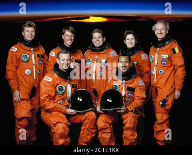 Ritratto ufficiale di STS-45 Atlantis, OV-104, il suo equipaggio Foto Stock