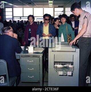 1975 - rifugiati vietnamiti evacuati da Saigon sono elaborati presso la stazione air terminal passeggeri prima della partenza per Marine Corps base Camp Pendleton. Foto Stock