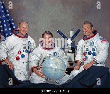 (Agosto 1973) --- questi tre uomini sono il primo equipaggio per la Skylab 4 missione. Nella foto nel loro Skylab tute spaziali con un mondo e un modello di Skylab space station sono, da sinistra a destra, astronauta Gerald P. Carr, comandante; scienziato-astronauta Edward G. Gibson, scienza pilota e astronauta William R. Pogue, pilota. Foto Stock