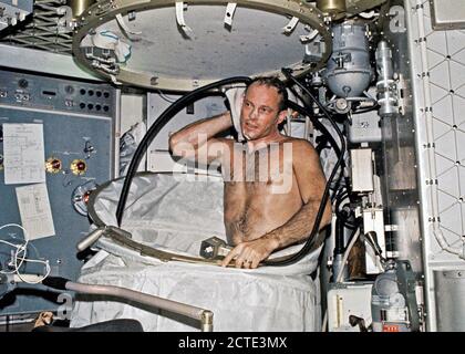 (Luglio-settembre 1973) --- Una vista ravvicinata di astronauta Jack Lousma R., Skylab 3 pilota, prendere un bagno caldo nella zona equipaggio del Workshop orbitale (OWS) della Skylab space station cluster in orbita intorno alla terra. Foto Stock