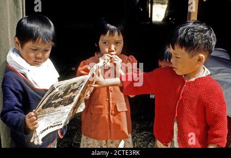 1975 - Bambini intrattenersi a una temporanea struttura alloggiativa per rifugiati vietnamiti a Camp Pendleton Foto Stock