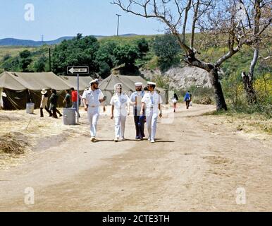 1975 - Navy ufficiali medici tour alloggiamento temporaneo strutture erette per rifugiati vietnamiti. Foto Stock