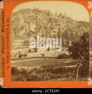 Treno che circonda Cape Horn, vista dalla valle, 1,400 piedi sotto., Thomas Houseworth & Co., Central Pacific Railroad Company, California Foto Stock