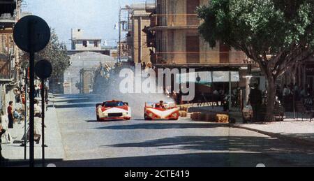 Cerda (Sicilia, Italia), 'Piccolo Madonie " circuito strada, 9 giugno 1974. Da destra a sinistra: Pino Pica's Lola-Ford T284, sponsorizzato Motul, si impadronisce Gérard Larrousse la Lancia Stratos HF 2.4 V6 (prototipo), sponsorizzato Marlboro, sul giro 2 del 1974 Targa Florio. Foto Stock