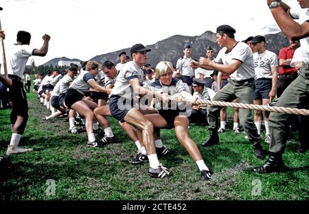 1976 - Air Force Academy cadetti partecipano in un Tug-of-War contest come parte del loro programma di allenamento fisico. Foto Stock