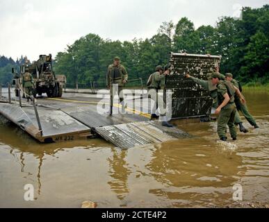 1978 - un ponte a nastro è assemblato da membri dell'Ingegnere 1457th Battaglione Reforger durante gli esercizi di addestramento al settimo Esercito di formazione comando. Foto Stock