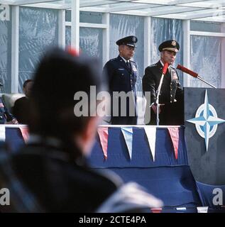 GEN Alexander M. Haig, comandante delle forze della NATO in Europa, offre un accogliente discorso durante la cerimonia di arrivo per 16 F-111 i piloti e i loro aeromobili. MGEN Evan W. Rosecrans attende il suo turno di parlare Foto Stock