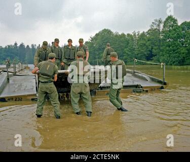 Un ponte a nastro è assemblato da membri dell'ingegneria 1457th Battaglione Reforger durante gli esercizi di addestramento al settimo Esercito di formazione comando. Foto Stock