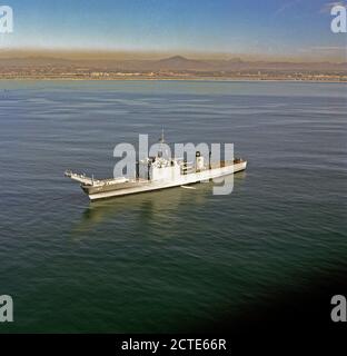 1976 - Una porta vista di prua del serbatoio sbarco nave USS TUSCALOOSA (LST 1187) che sono ancorate al largo del filamento di argento, San Diego, California. Foto Stock