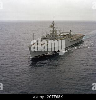 1977 - Un'antenna porta vista di prua del trasporto anfibio dock USS DULUTH (LPD 6) in corso. Foto Stock