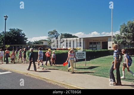 1979 - scuola bambini arrivano per la classe all'Hickam scuola elementare. Foto Stock