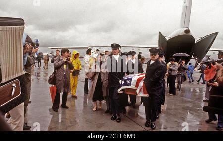 1978 - superstiti del rappresentante Leo J. Ryan e il suo partito, uccisi dai seguaci del Reverendo Jim Jones durante una visita alla Guyana, soddisfare i corpi come essi arrivano all'aeroporto. Foto Stock