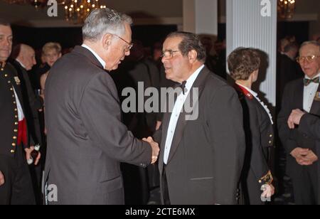 Giudice della Corte suprema Antonin Scalia (destra) assiste una cena a bordo di Marine Corps base (MCB) Camp Lejeune, North Carolina (NC) durante la sua visita al campo. Foto Stock