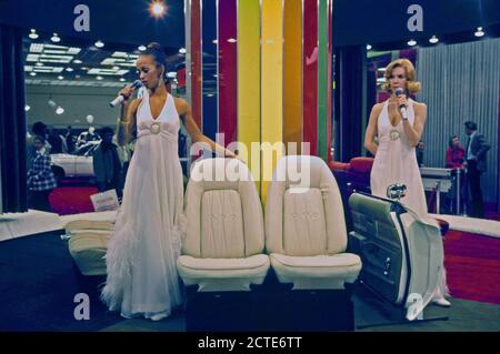 Novembre 1973 - Automobile mostra al Colosseo di New York a Columbus Circle in Midtown Manhattan Foto Stock