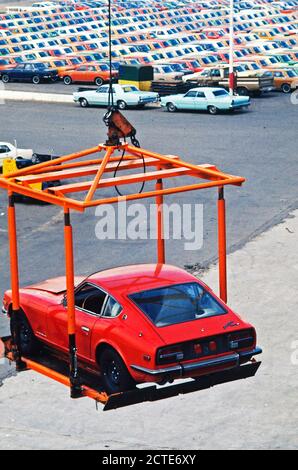 Datsun in fase di scarico Terminal Island, California, maggio 1972 Foto Stock