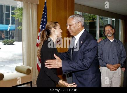 La ricezione a Harry Truman edificio per l'attrice Angelina Jolie, accolti dal reparto funzionari e personale [compreso il Segretario Colin Powell Foto Stock