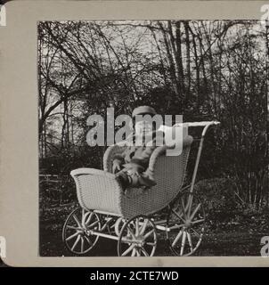 Bambino che siede in un carrello., 1917-10, Strollers (carrozzine del bambino), infanti -- Stati Uniti, New York (Stato), Florida Foto Stock