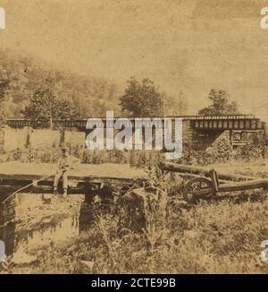Il ponte di ferro e le rovine di Old Mill, vicino a Spence Creek, Huntington Co., E. & H.T. Anthony (azienda), Pennsylvania Railroad, Pennsylvania, Contea di Huntingdon (Pa Foto Stock