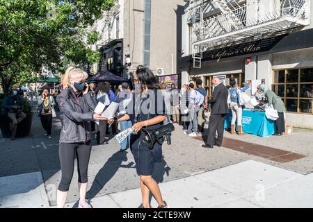 New York, NY - 22 settembre 2020: I dipendenti del Census 2020 distribuiscono i volantini ai newyorkesi al Sylvia's Restaurant di Harlem durante Census Drive Foto Stock