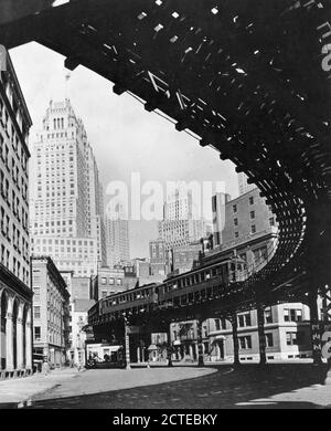 Una vista non datata della ferrovia sopraelevata di Third Avenue a Lower Manhattan, con grattacieli sullo sfondo, New York, New York. (Foto di United States Information Agency/RBM Vintage Images) Foto Stock