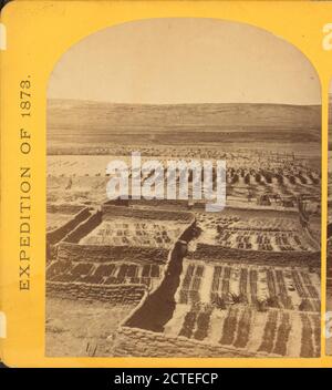 Giardini che circondano il pueblo indiano di Zuni., rilievi geografici ad ovest del 100th Meridian (U.S.A.), o'Sullivan, Timothy H. (1840-1882), 1873, Stati Uniti Foto Stock