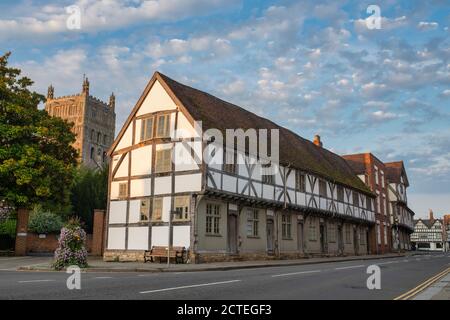 Edificio a graticcio e l'Abbazia di Tewkesbury all'alba di settembre. Tewkesbury, Gloucestershire, Inghilterra Foto Stock