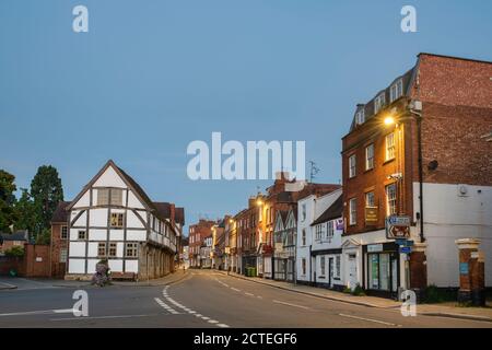 Edifici in legno incorniciati all'alba di settembre. Tewkesbury, Gloucestershire, Inghilterra Foto Stock