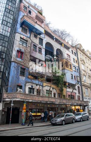 L'Hundertwasserhaus è un complesso residenziale del comune di Vienna, costruita dal 1983 al 1985, si trova in L'angolo di Kegelgasse 34–38 Foto Stock