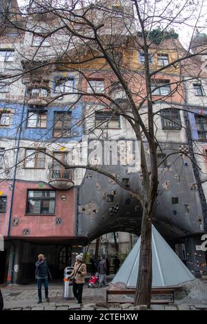 L'Hundertwasserhaus è un complesso residenziale del comune di Vienna, costruita dal 1983 al 1985, si trova in L'angolo di Kegelgasse 34–38 Foto Stock