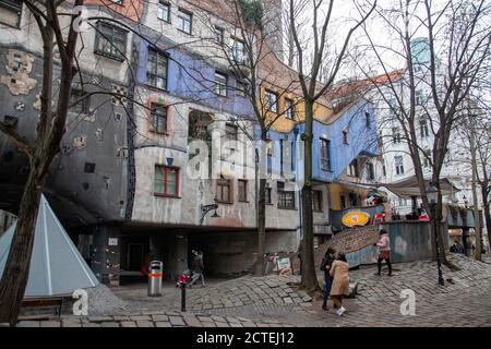 L'Hundertwasserhaus è un complesso residenziale del comune di Vienna, costruita dal 1983 al 1985, si trova in L'angolo di Kegelgasse 34–38 Foto Stock