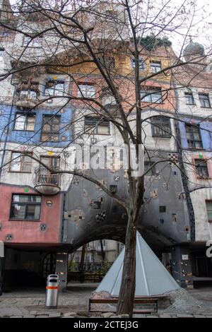 L'Hundertwasserhaus è un complesso residenziale del comune di Vienna, costruita dal 1983 al 1985, si trova in L'angolo di Kegelgasse 34–38 Foto Stock