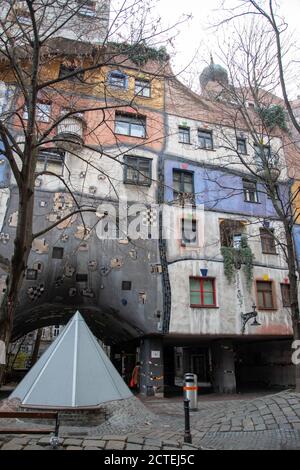 L'Hundertwasserhaus è un complesso residenziale del comune di Vienna, costruita dal 1983 al 1985, si trova in L'angolo di Kegelgasse 34–38 Foto Stock