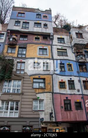 L'Hundertwasserhaus è un complesso residenziale del comune di Vienna, costruita dal 1983 al 1985, si trova in L'angolo di Kegelgasse 34–38 Foto Stock