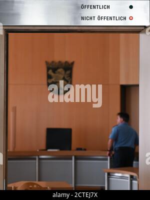 Alsfeld, Germania. 21 Settembre 2020. ILLUSTRAZIONE - UNA luce rossa sopra l'ingresso alla sala 1 della corte distrettuale di Alsfeld si accende accanto alle parole 'non pubblico'. Il processo contro un sospettato hacker di Assia per un attacco online contro 1000 celebrità e politici inizia su 23.09.2020 senza un grande pubblico. Il 22-year-old è accusato di una lunga lista di crimini su Internet. A causa dell'elevato numero di vittime di spicco, il caso aveva fatto notizia a livello nazionale. (A dpa 'Trial for hacker Attack starts behind closed doors') Credit: Arne Dedert/dpa/Alamy Live News Foto Stock