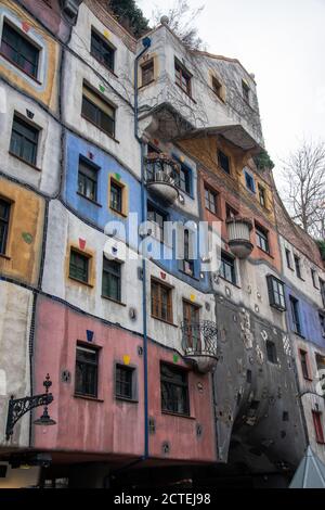 L'Hundertwasserhaus è un complesso residenziale del comune di Vienna, costruita dal 1983 al 1985, si trova in L'angolo di Kegelgasse 34–38 Foto Stock